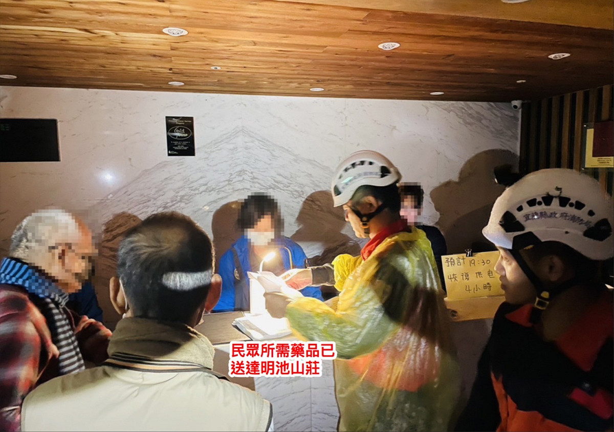 救災人員運送物資到明池山莊。 圖：宜蘭縣消防局提供