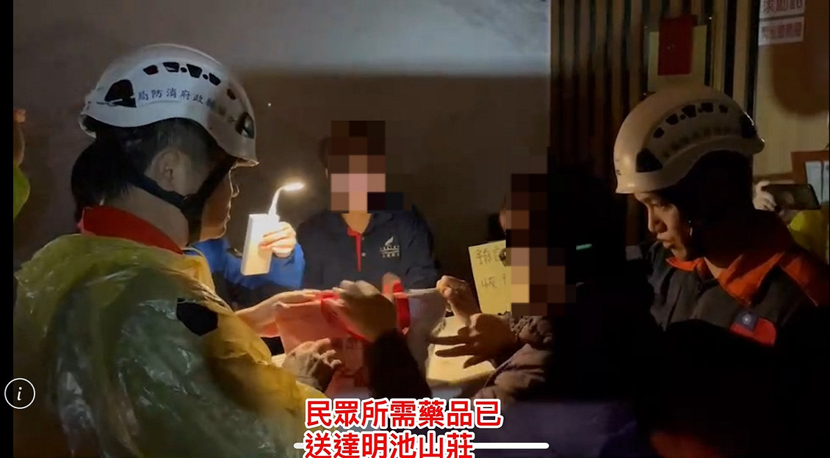 救災人員運送物資到明池山莊。 圖：宜蘭縣消防局提供