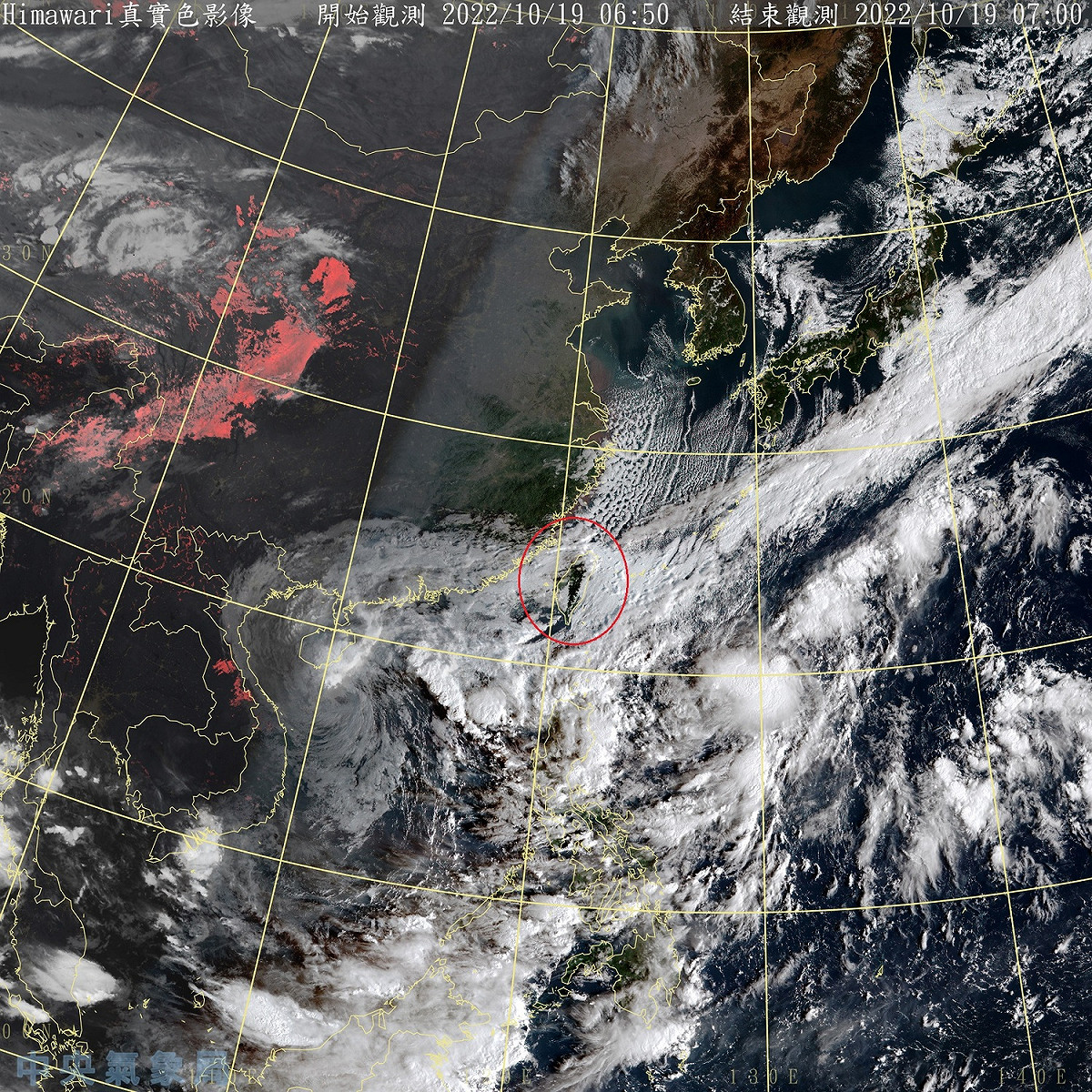 雖然太平洋上台灣東西雨邊各有尼莎颱風與海棠颱風，但因為距離都相當遠，影響不大，反而是東北季風發威，全台天氣轉涼。 圖：中央氣象局/提供
