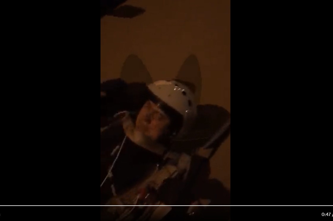 推特上出現一段失事戰機飛行員降落後被發現的影片，其中可見這名飛行員仍有意識。 圖：翻攝推特