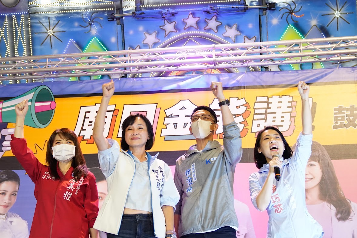 柯志恩(左二)邀徐巧芯 (右一)南下助講。 圖：柯志恩選競辦提供