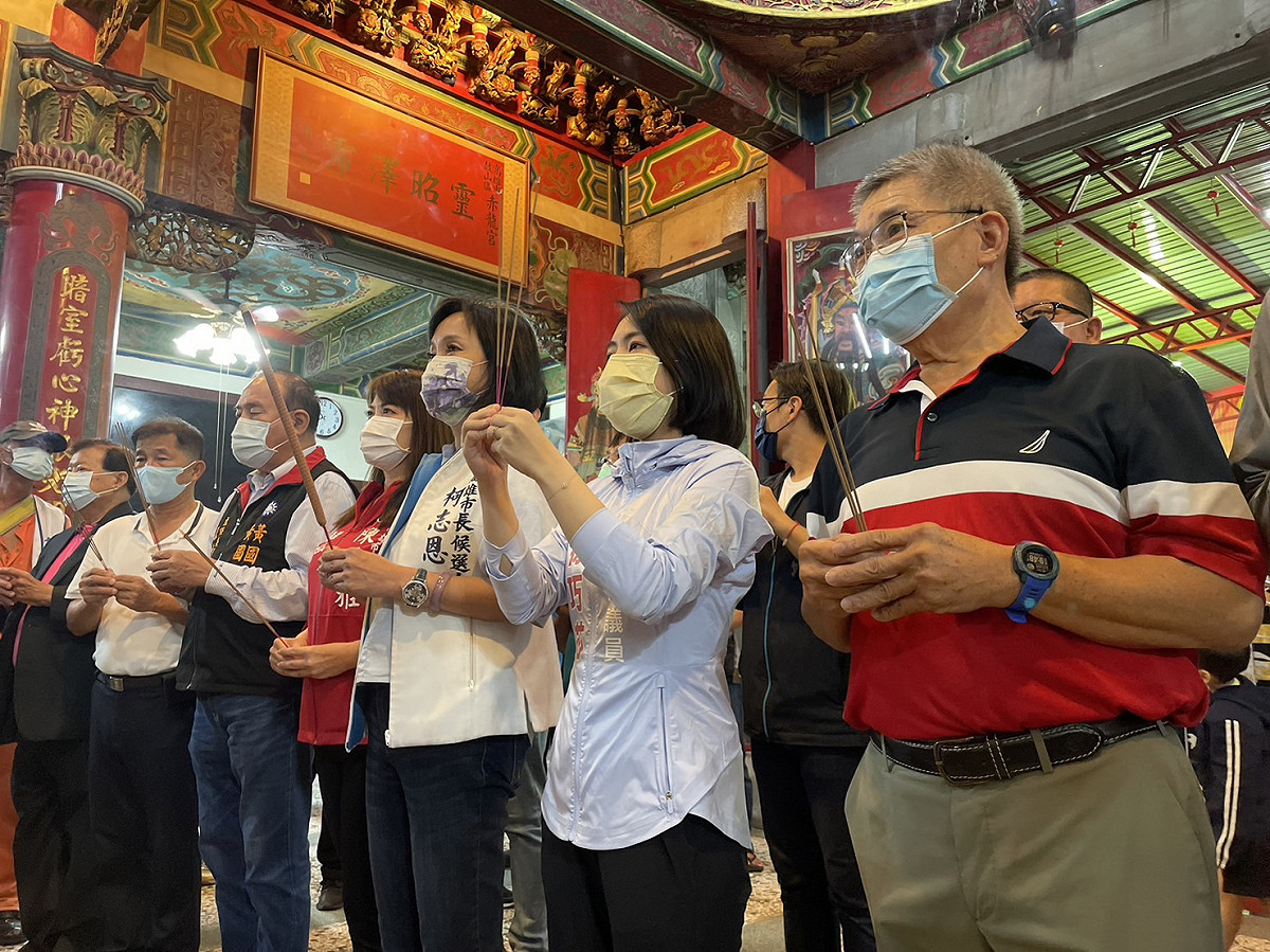 柯志恩(右三)到鼓山赤龍宮參拜。 圖：柯志恩選競辦提供