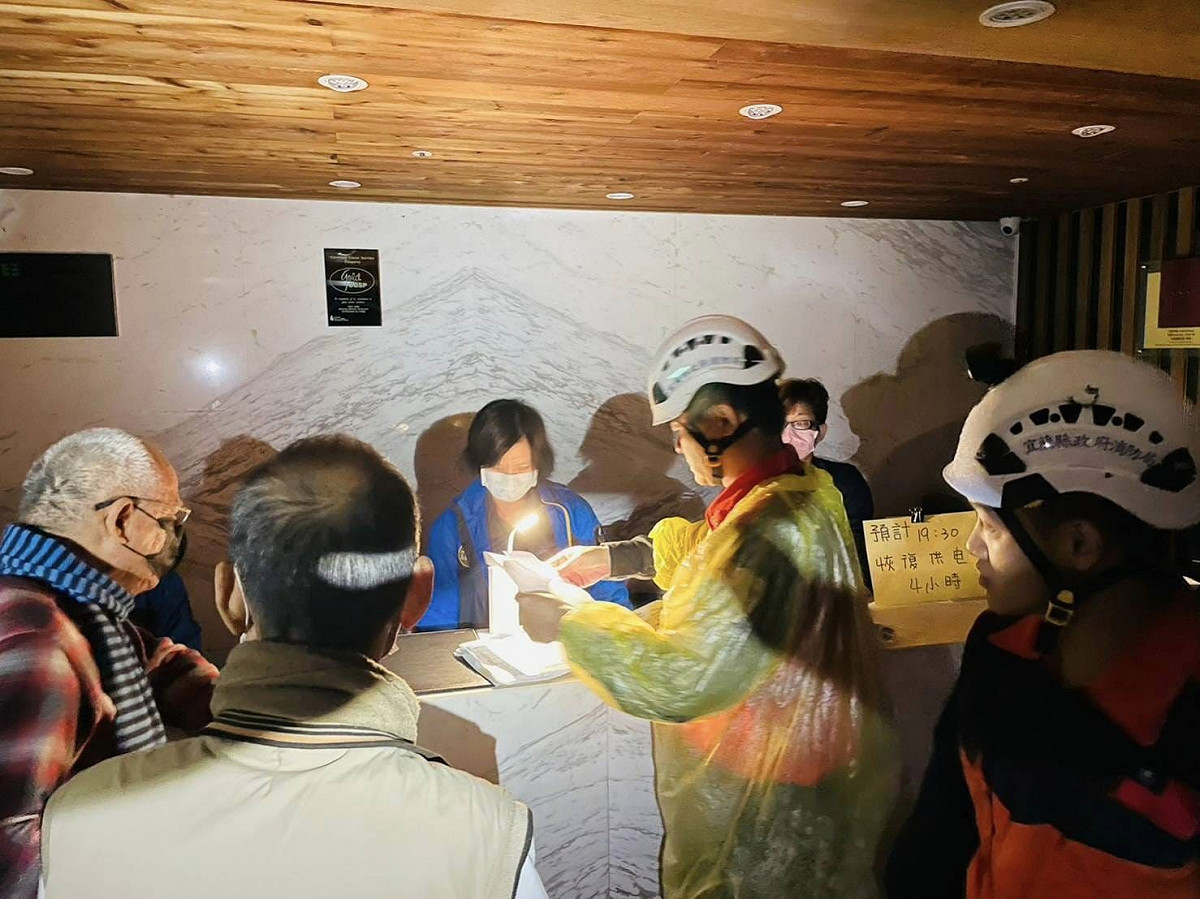 宜蘭明池山莊因連日豪雨，有300多民眾受困，缺電也缺物資，18日晚間宜蘭縣消防人員（右起）徒步把救命藥物送抵山莊，及時緩解可能的緊急狀況。 圖：翻攝自林姿妙臉書