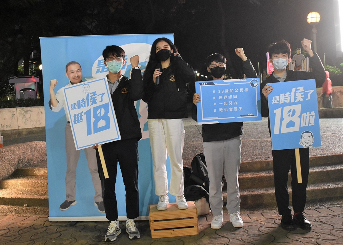 侯友宜選舉辦公室政治實習生昨於新莊街頭首度街講，籲新北市民共同支持18歲公民權。 圖：侯友宜選舉辦公室提供