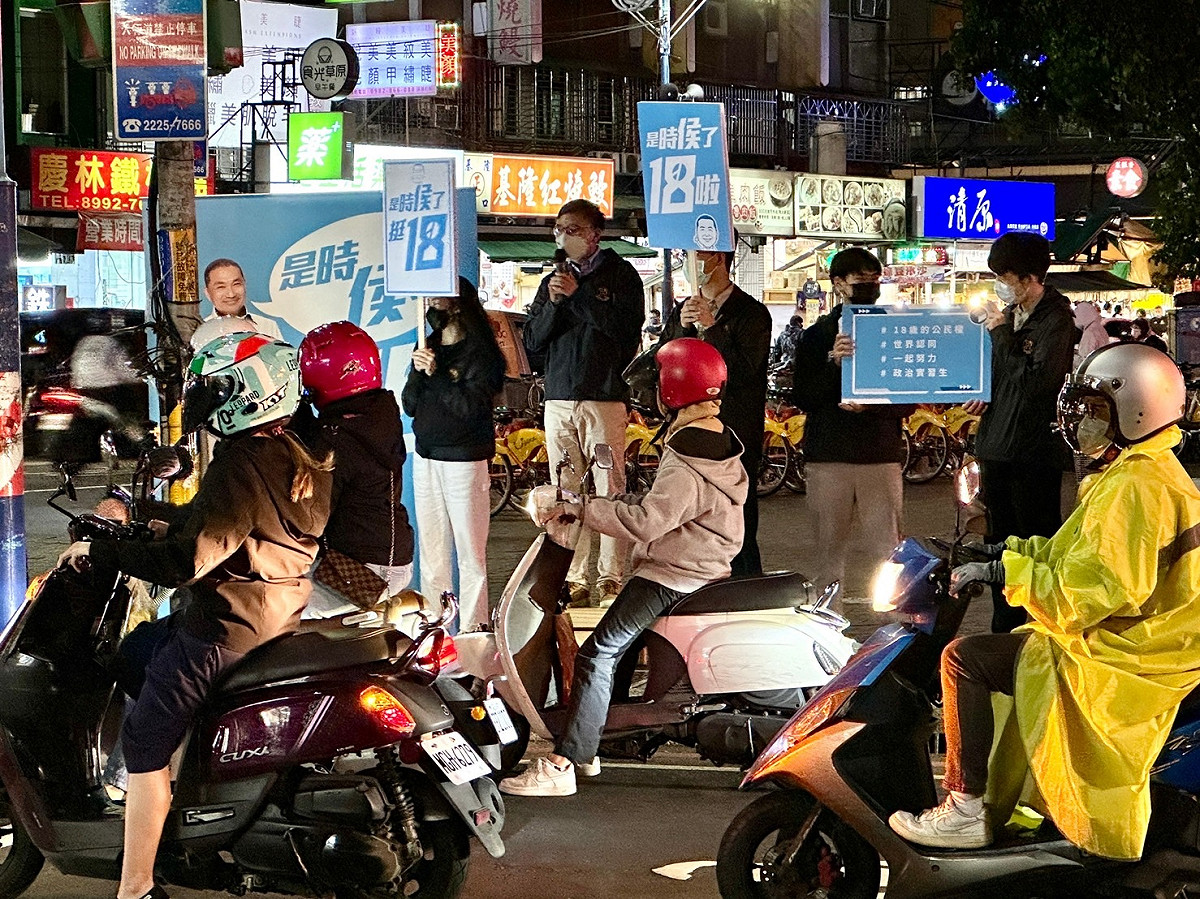 侯友宜選舉辦公室政治實習生昨於新莊街頭首度街講，引起過往騎士側目 。 圖：侯友宜選舉辦公室提供