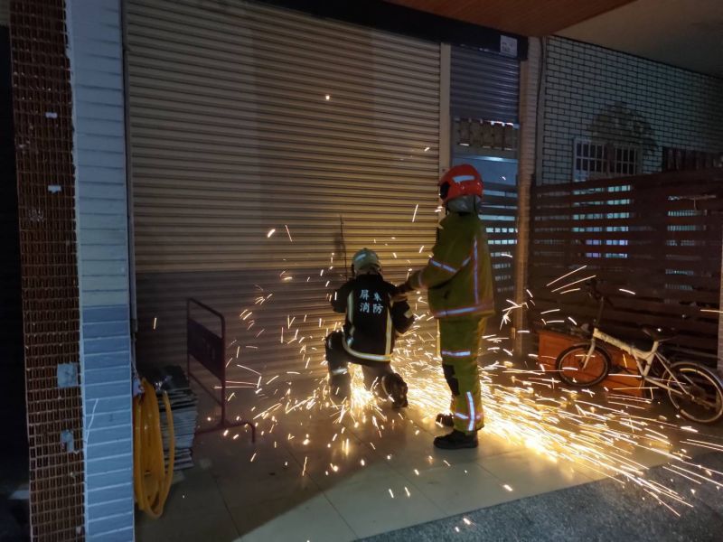屏東法拍屋驚傳雙屍命案，警消獲報到場破門而入。 圖／翻攝畫面