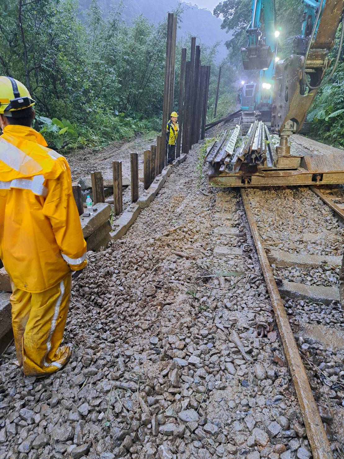 台鐵平溪線因為這3日受到風雨沖刷受損，造成路基下陷1.5公尺，並在連日搶修後，於今日上午8:40完成搶修及安全檢查。 圖：台鐵局／提供