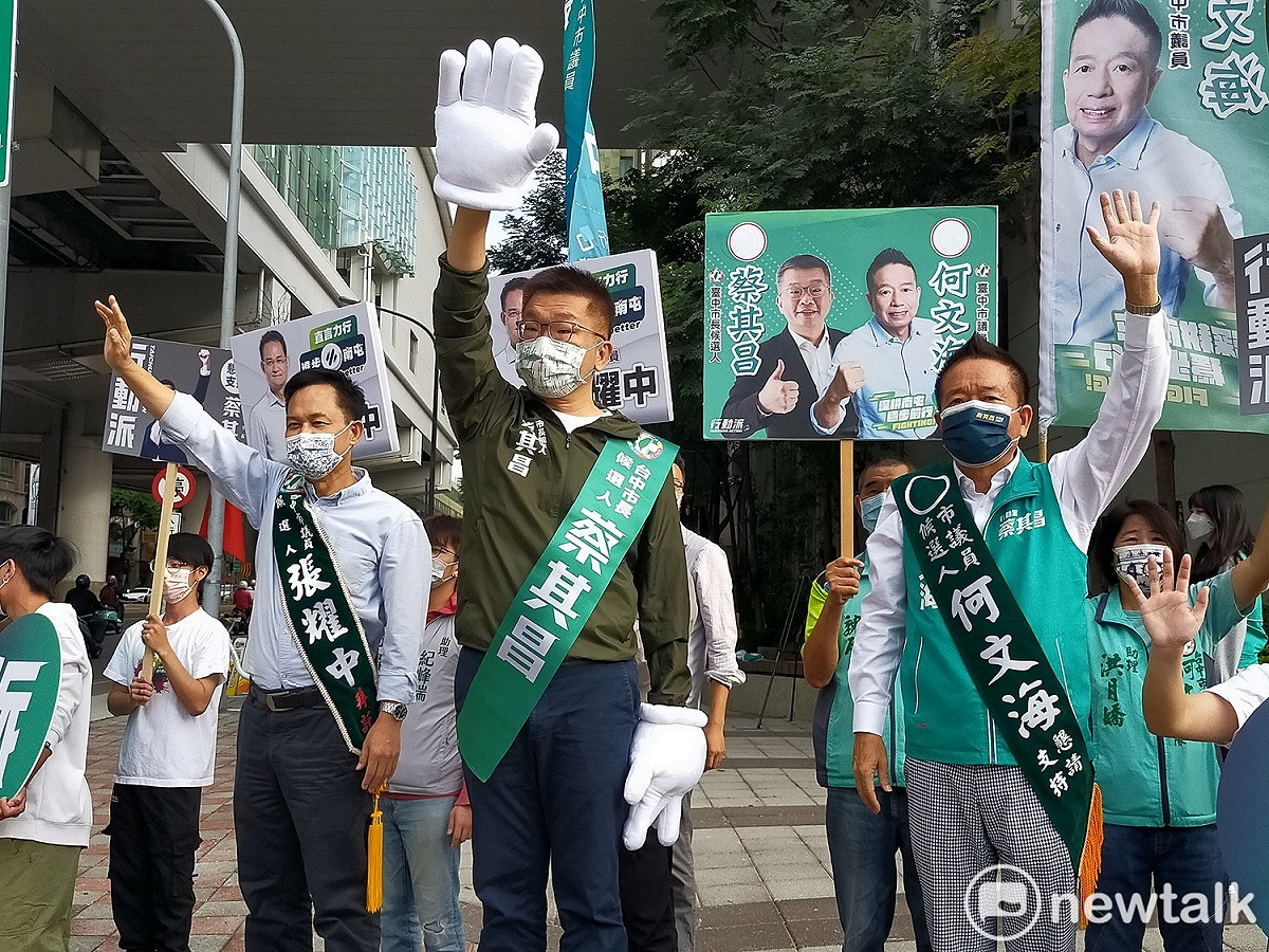 蔡其昌一大早到捷運南屯站向市民拜票。 唐復年/攝