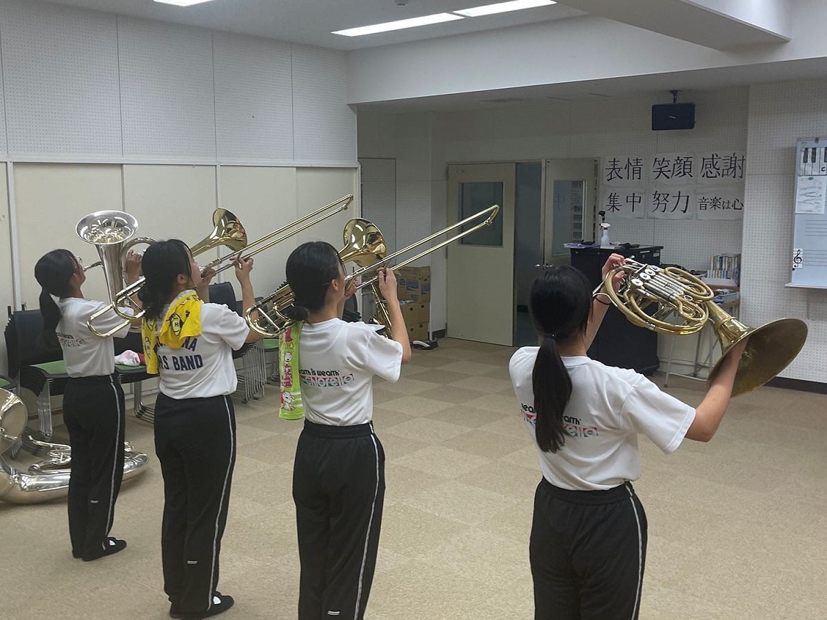 日本台灣交流協會曝光橘高校學生樂隊練習教室，牆面上貼著「表情」、「笑顏」、「感謝」、「集中」、「努力」等大大標語。 圖：翻攝自日本台灣交流協會臉書