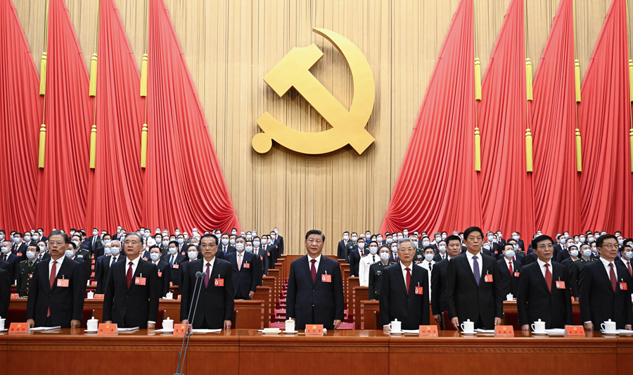 二十大展開，中共領導人習近平、李克強、栗戰書、汪洋、王滬甯、趙樂際、韓正、胡錦濤在主席臺上。 圖：翻攝自新華社（資料照）