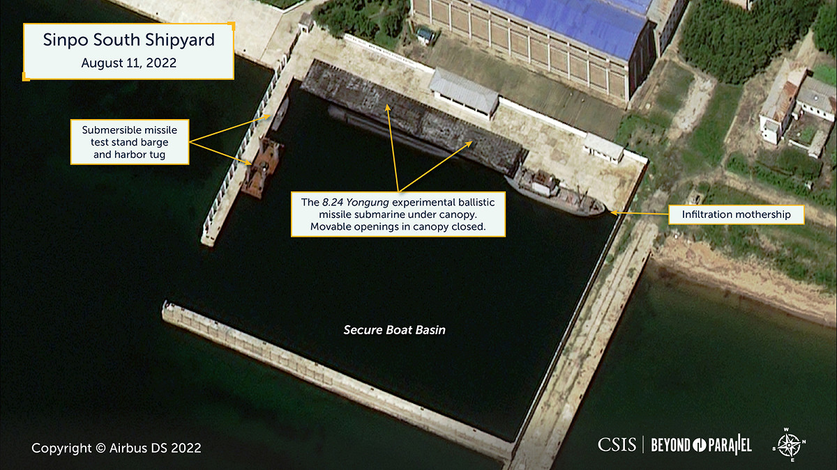 不只核武器升級，華盛頓智庫「戰略與國際研究中心」旗下「Beyond Parallel」網站近日PO出衛星照片，指北韓新浦造船廠近期以來的各種活動激增，預計其有可能在年內下水新型彈道導彈潛艦(SSB)或試射新的潛射彈道導彈(SLBM)。 圖：翻攝Beyond Parallel網站