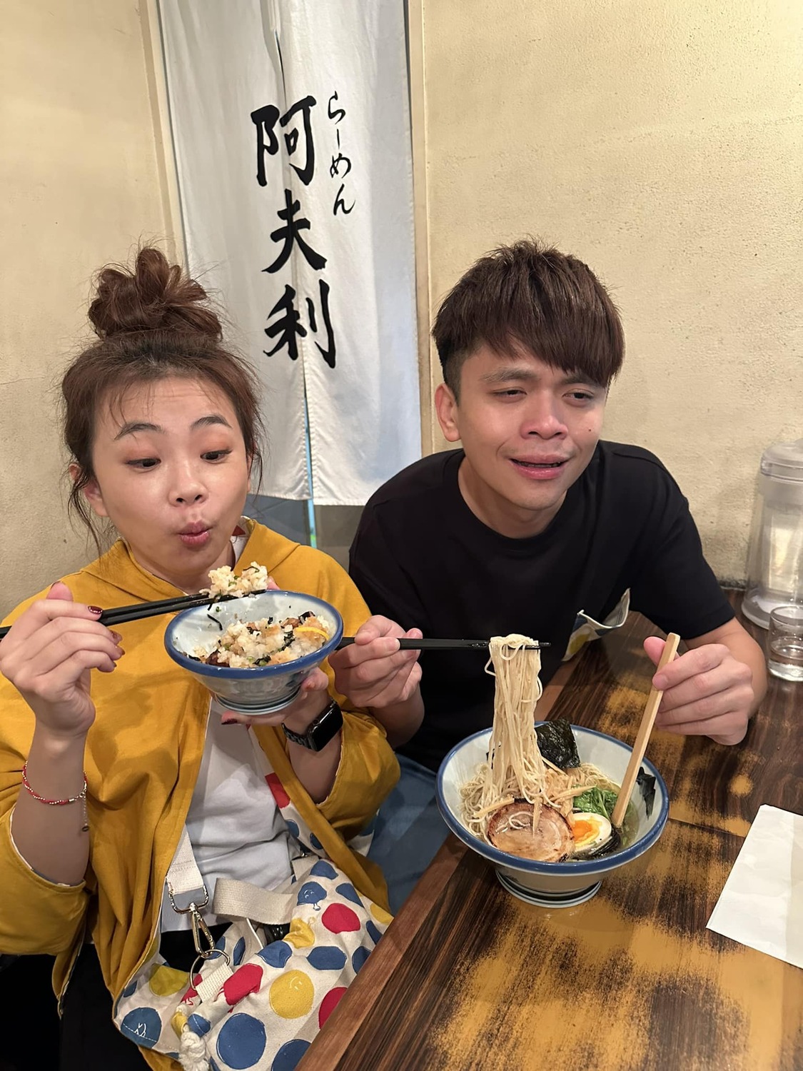 蔡阿嘎和老婆二伯到日本吃人氣拉麵店。 圖：翻攝自IG/yga0721
