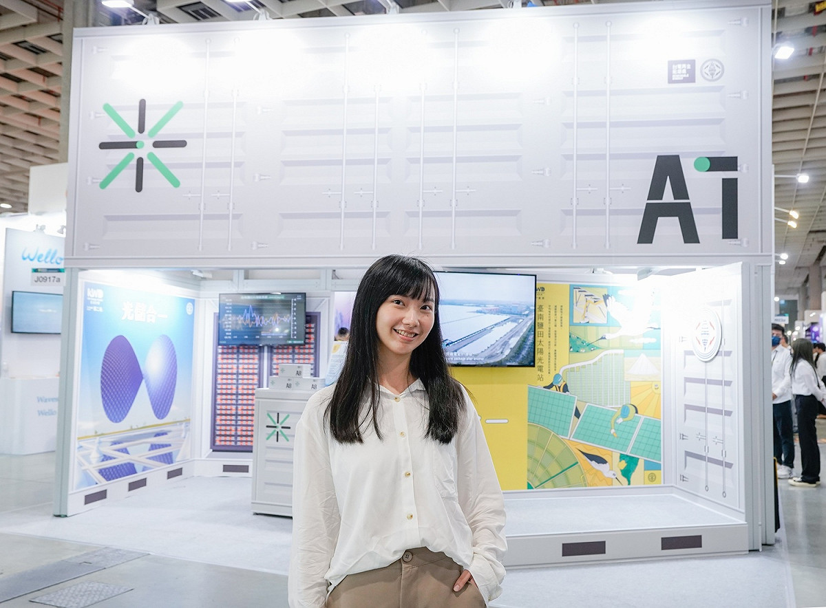 台電展區以南鹽光儲為主題，直接在展館現場打造擬真縮小版的全白儲能貨櫃，好逛又好拍。 圖：台電／提供