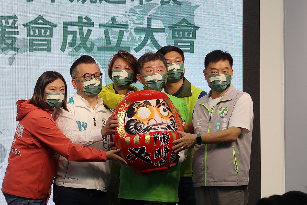 民進黨台北市長候選人陳時中接受支持者捐贈的達摩 圖：林朝億/攝