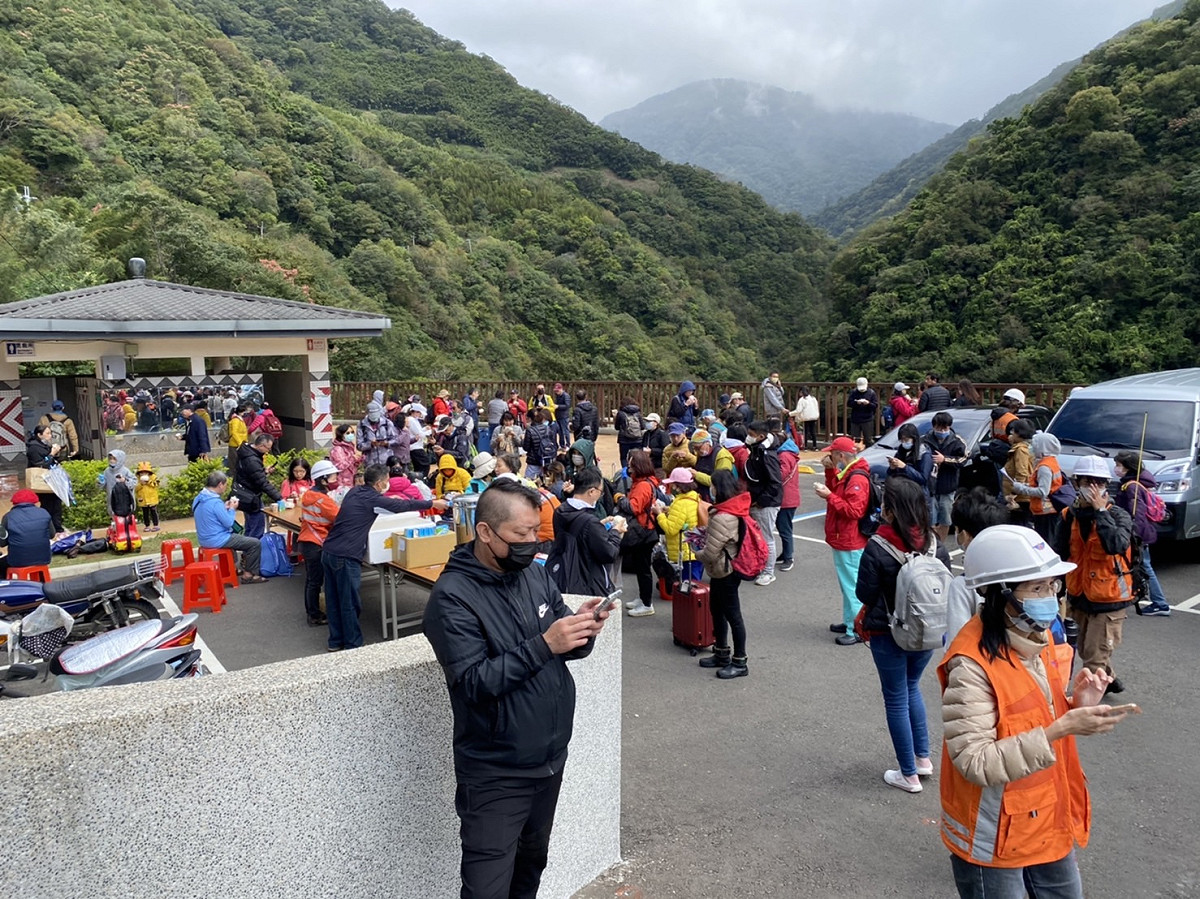 救災車隊今（19）天上午11時39分抵達明池山莊卸載物資，並分2梯次護送撤離175名受困遊客下山。 圖：消防署提供
