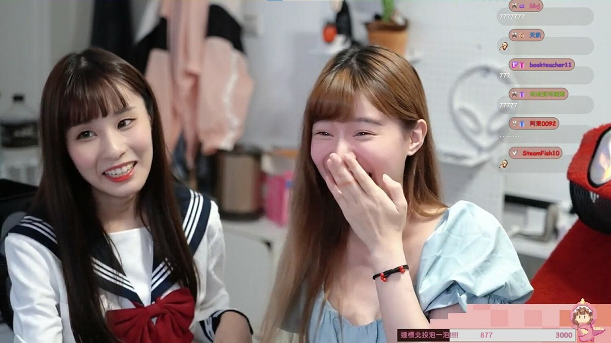 泥泥汝(左)爆料，之前她開公司時有問Vivi(右)關於印章的問題，結果她印章居然刻到一枚3萬。 圖：翻攝自Twitch/芝衣芝衣