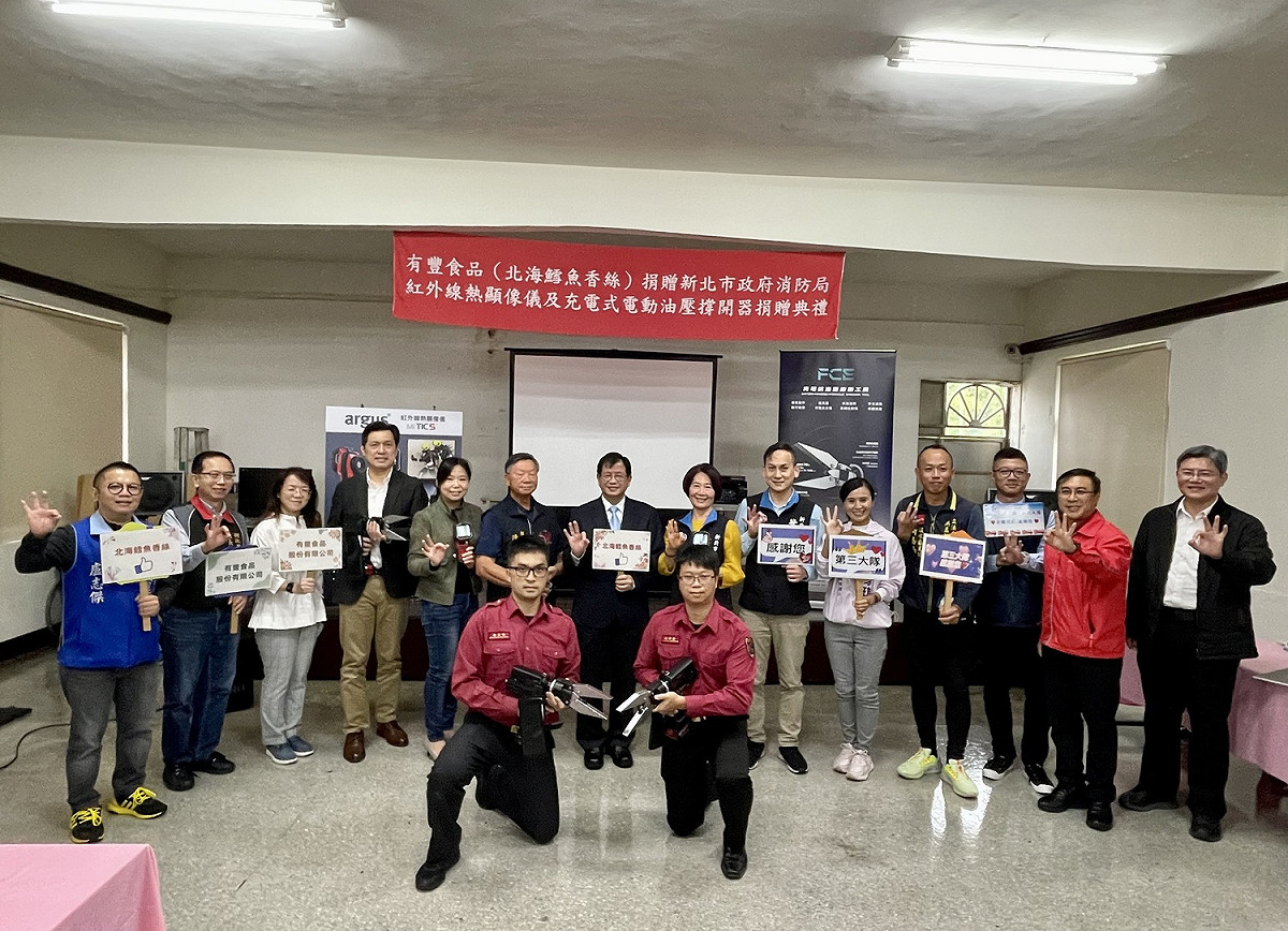 捐贈典禮於111年10月19日上午10時於滬尾分隊2樓舉行，由消防局副局長陳崇岳代表受贈並回贈感謝狀。 圖：新北市消防局提供