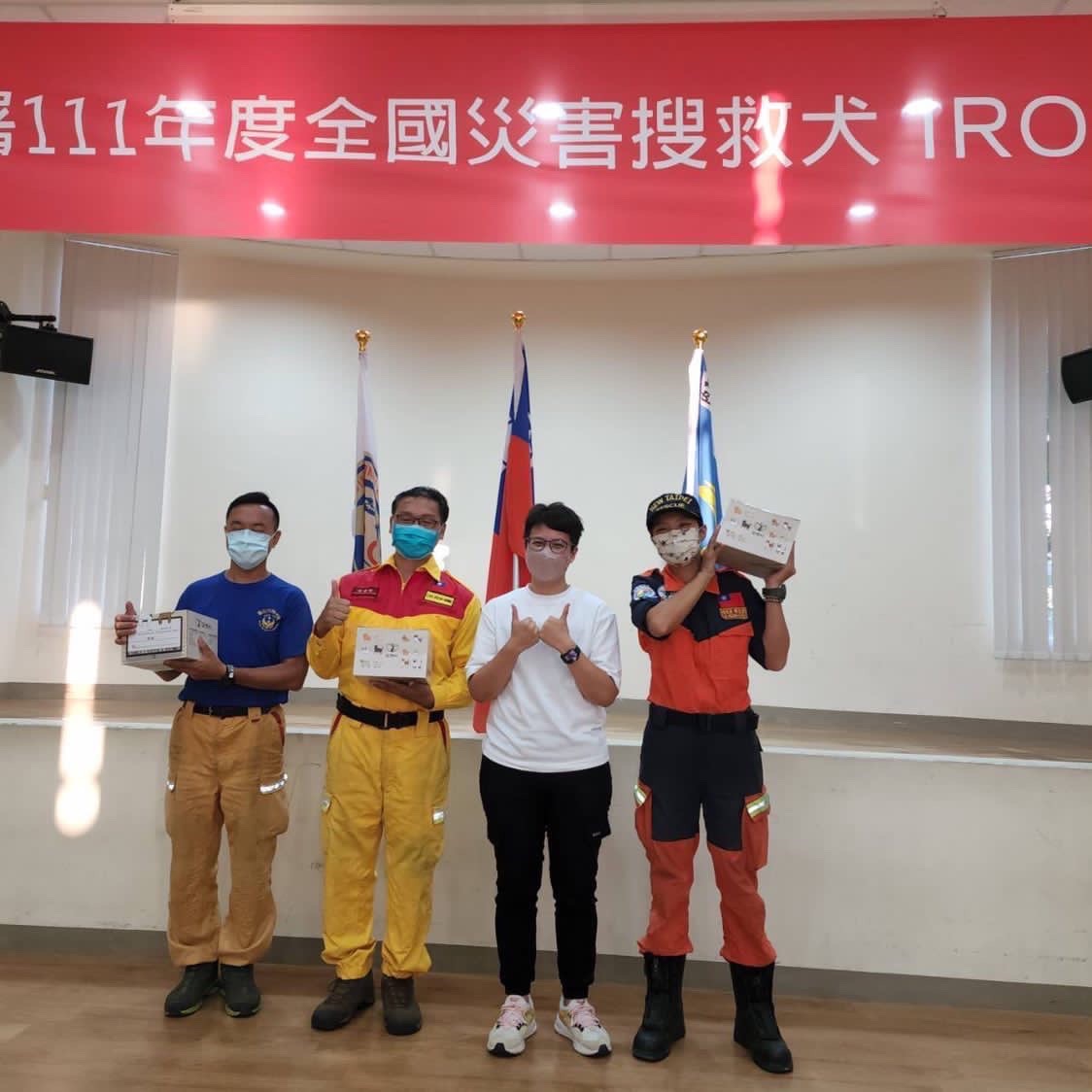 新北市消防局搜救犬隊於111年10月11日至18日參加內政部消防署辦理IRO國際評量檢測，共計有1隻搜救犬通過中級認證、3隻搜救犬通過初級認證。 圖：新北市消防局提供