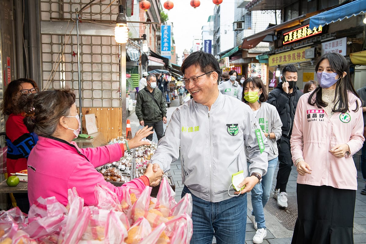 林佳龍造訪當地金泰豐人文咖啡館，並至金山老街掃街拜票及參拜廣安宮。 圖：林競辦/提供