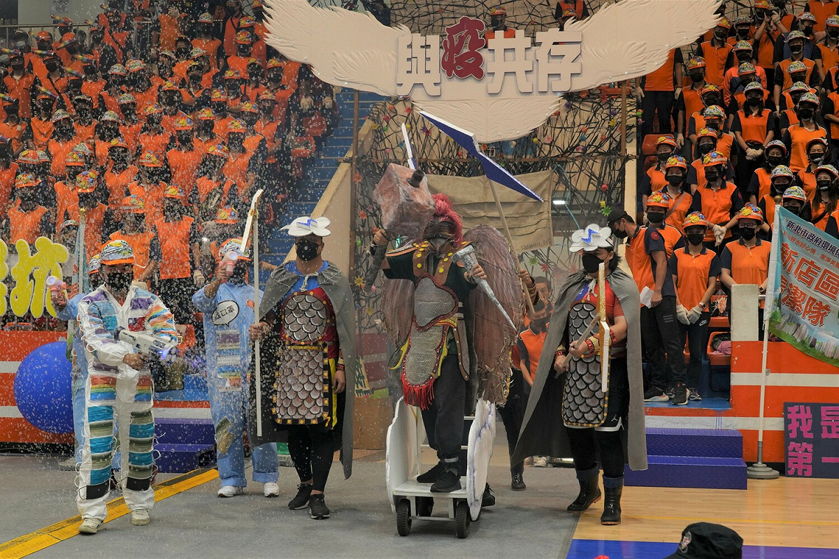 隊員發揮創意，以「與疫共存 捍衛新北」為主題進行環保創意競賽。 圖：新北市環保局提供