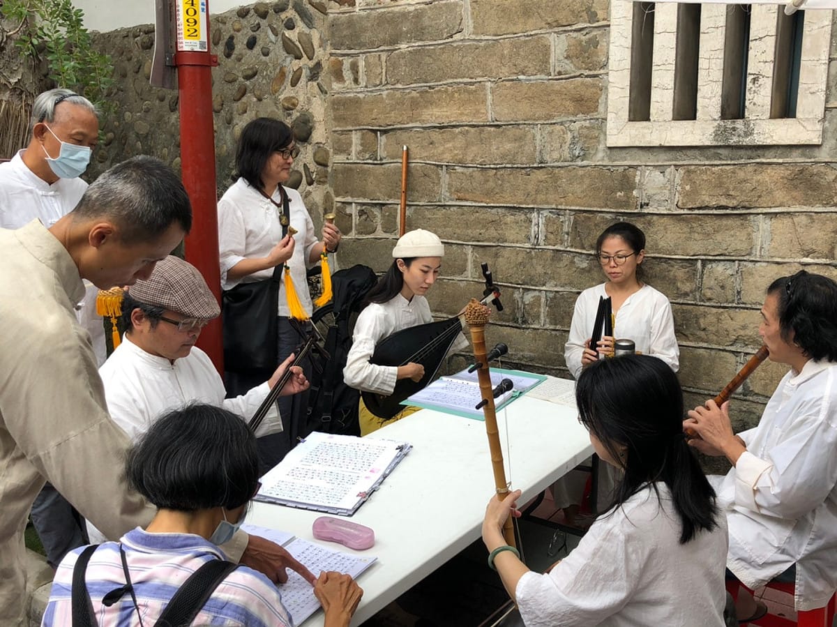 435駐村藝術家南薰閣團隊，帶領大家認識南管。 圖：新北市文化局提供