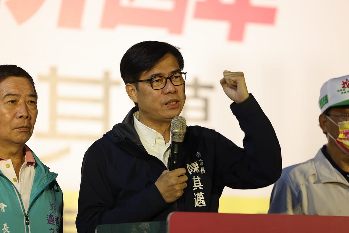 陳其邁(中)感謝跨黨派里長相挺。 圖：陳其邁競辦提供