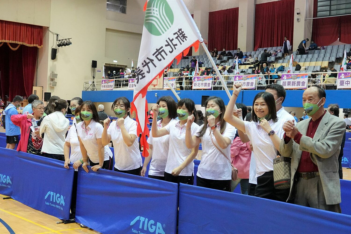場邊隊友熱烈加油。 圖：新北市農業局提供