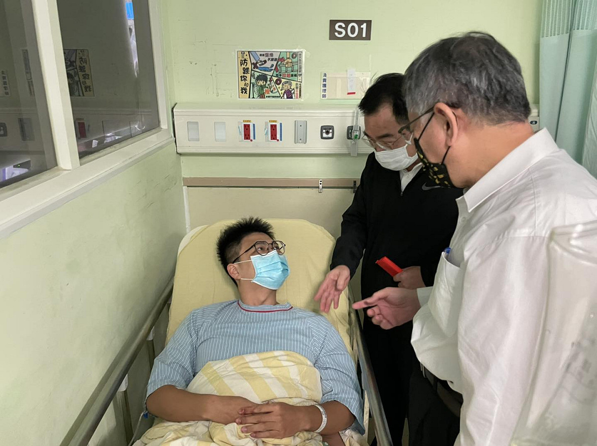 柯文哲到醫院探視萬華槍擊案中槍員警王友廷。 圖：翻攝柯文哲臉書
