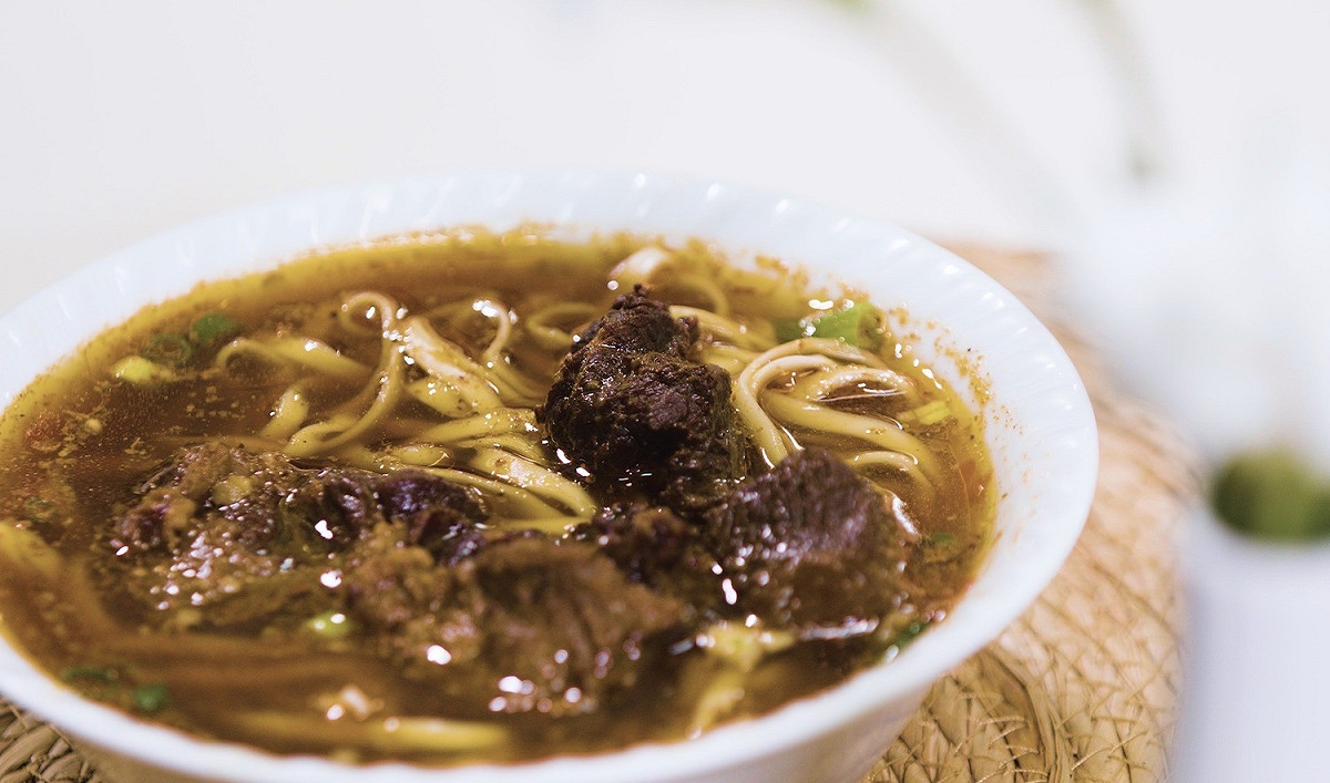 陳其邁吃了50年的牛肉麵。 圖：陳其邁競辦提供