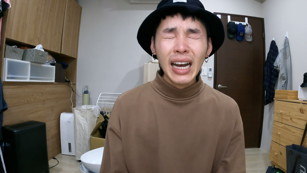 這群人展瑞透露父親因中風摔倒恐永久臥床，直播痛哭讓粉絲相當不捨。 圖：翻攝自展榮展瑞YT頻道