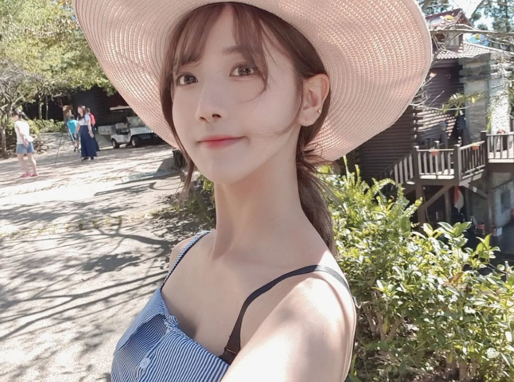 南韓正妹實況主「企鵝妹Jinny」2018年曾短暫來台灣唸書。 圖：翻攝自IG/yyj0728