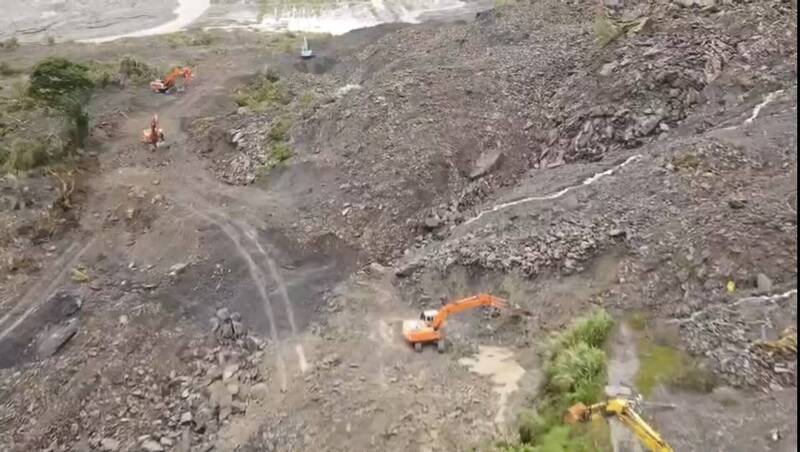 台7線背後山壁已全部坍方。 圖：公路總局／提供