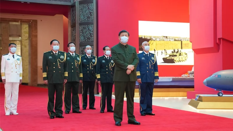 中共中央軍委6人中有4人已屆68歲，將在20大後離任。圖為2022年7月底，中共中央軍委成員在中國人民革命軍事博物館，參觀「領航強軍向復興—新時代國防和軍隊建設成就展」。 圖:翻攝自中國國防部