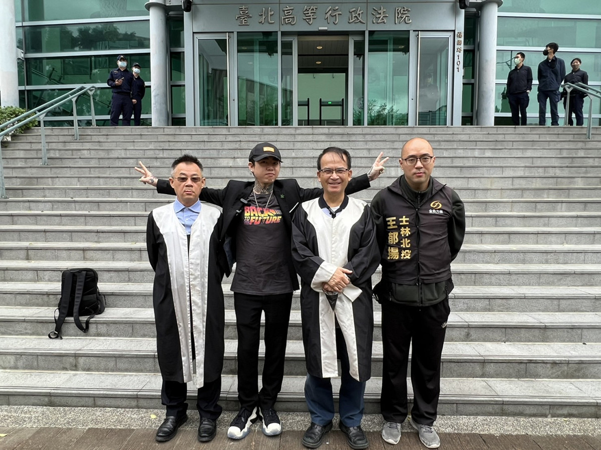 台北市長參選人蘇煥智今(20)日上午偕同謝和弦前往台北高等行政法院提出抗告，要求暫准謝和弦的參選資格。 圖：台灣維新提供