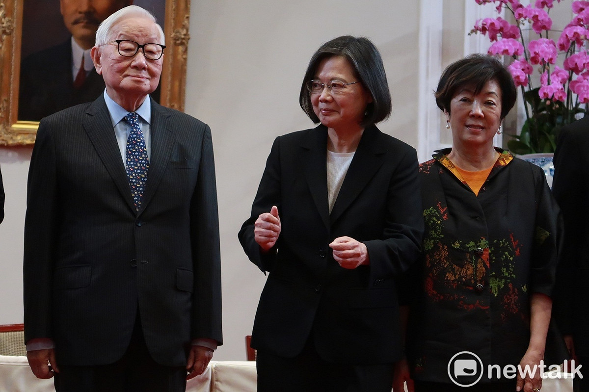 總統蔡英文與台積電創辦人張忠謀、夫人張淑芬合影（資料照片） 圖：林朝億/攝