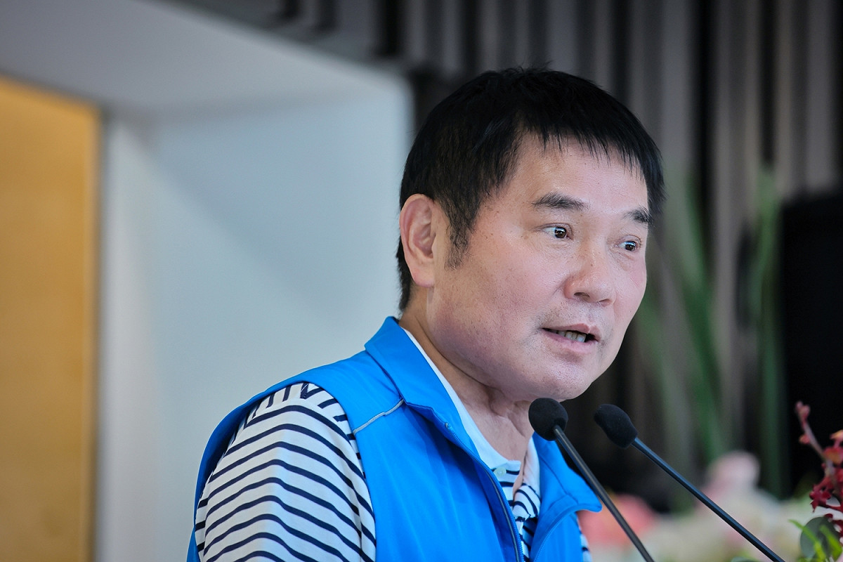 周玉蔻痛批，首都昨晚黑槍染紅，柯文哲卻和黑道背景的議長鍾東錦同台加持，「做黑道殺手啦啦隊長」 圖：取自鍾東錦臉書（資料照）