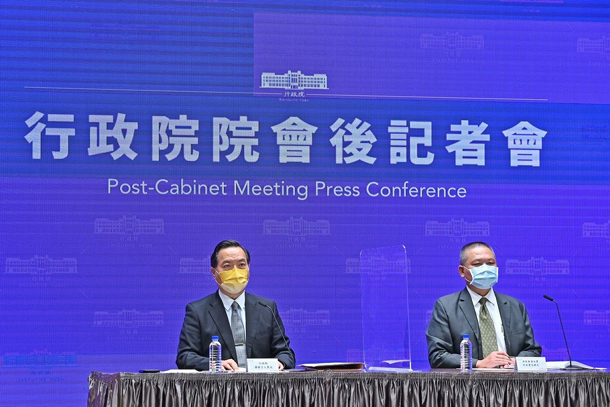 行政院發言人羅秉成今（20）天主持行政院會後記者會。 圖：行政院提供