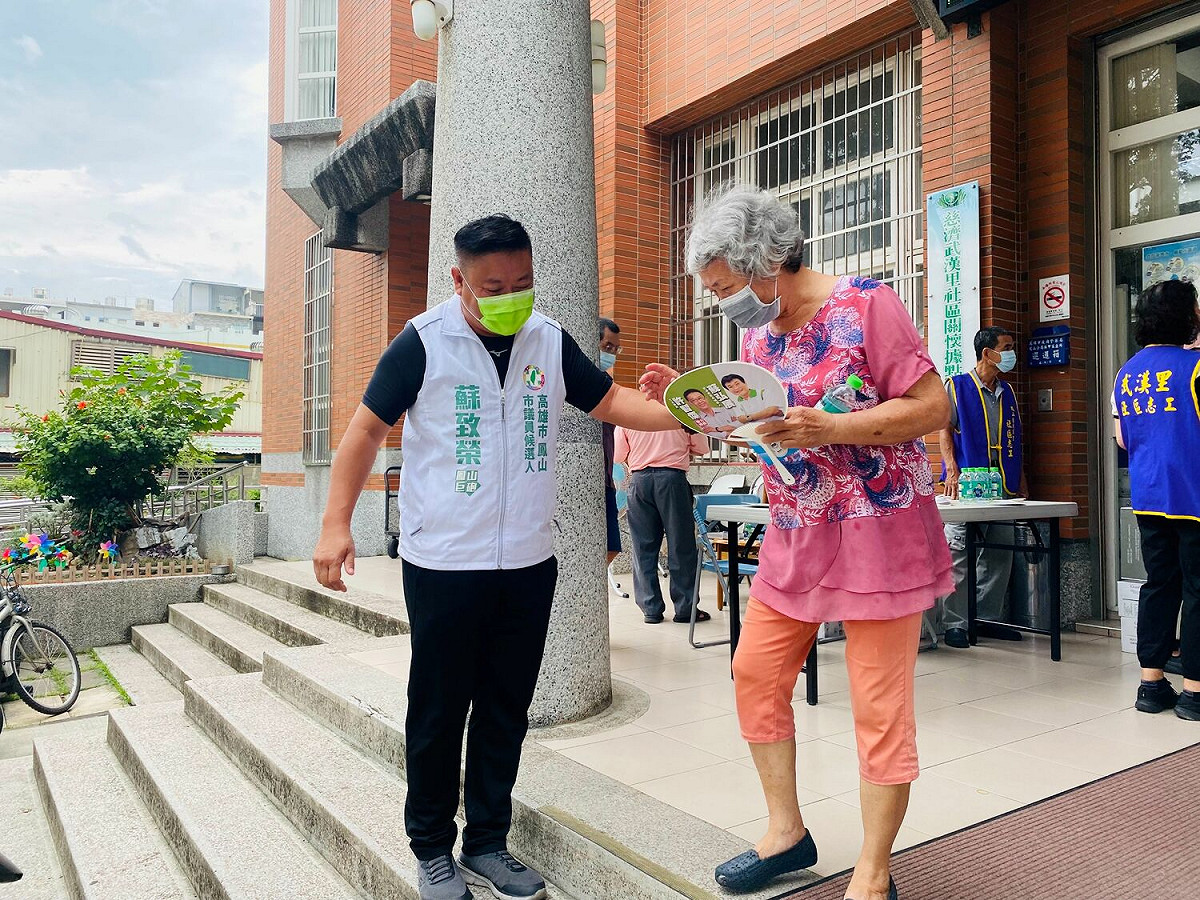 蘇致榮(左)呼籲邱于軒針對違章說清楚。 圖：蘇致榮提供（資料照）