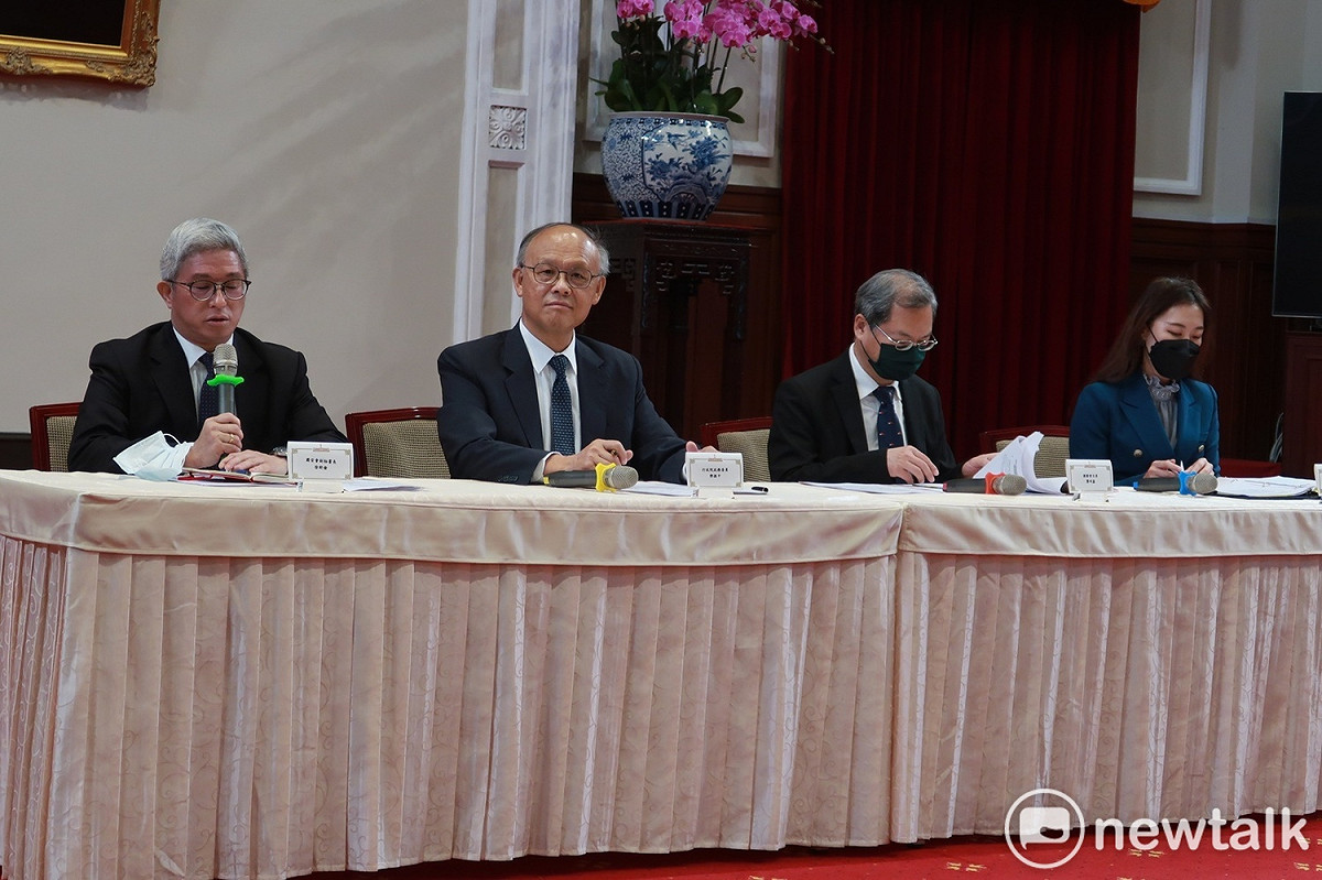 國安會副秘書長徐斯儉（左一）稱張忠謀會以合乎禮儀的自然方式與各國領袖在APEC互動 圖：林朝億/攝