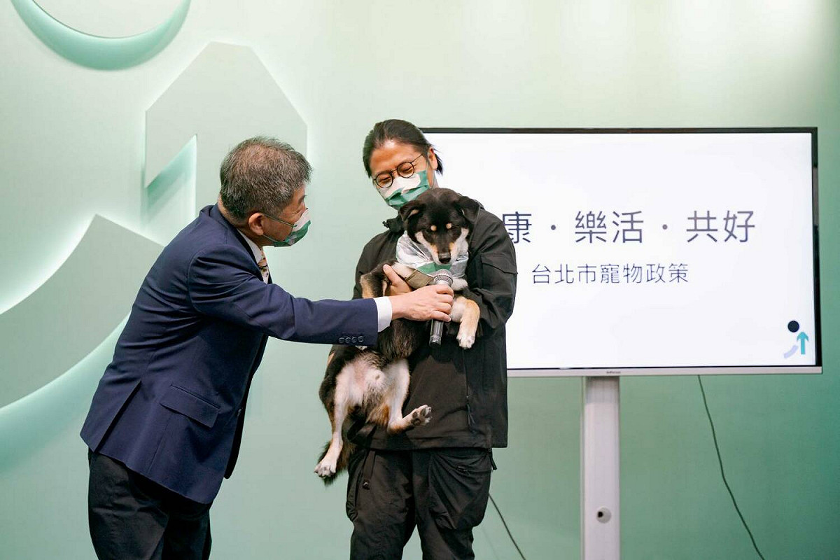 民進黨台北市長候選人陳時中日前與二兒子陳彥安抱著愛犬「沿八」出席寵物政見記者會 圖：陳時中競總提供