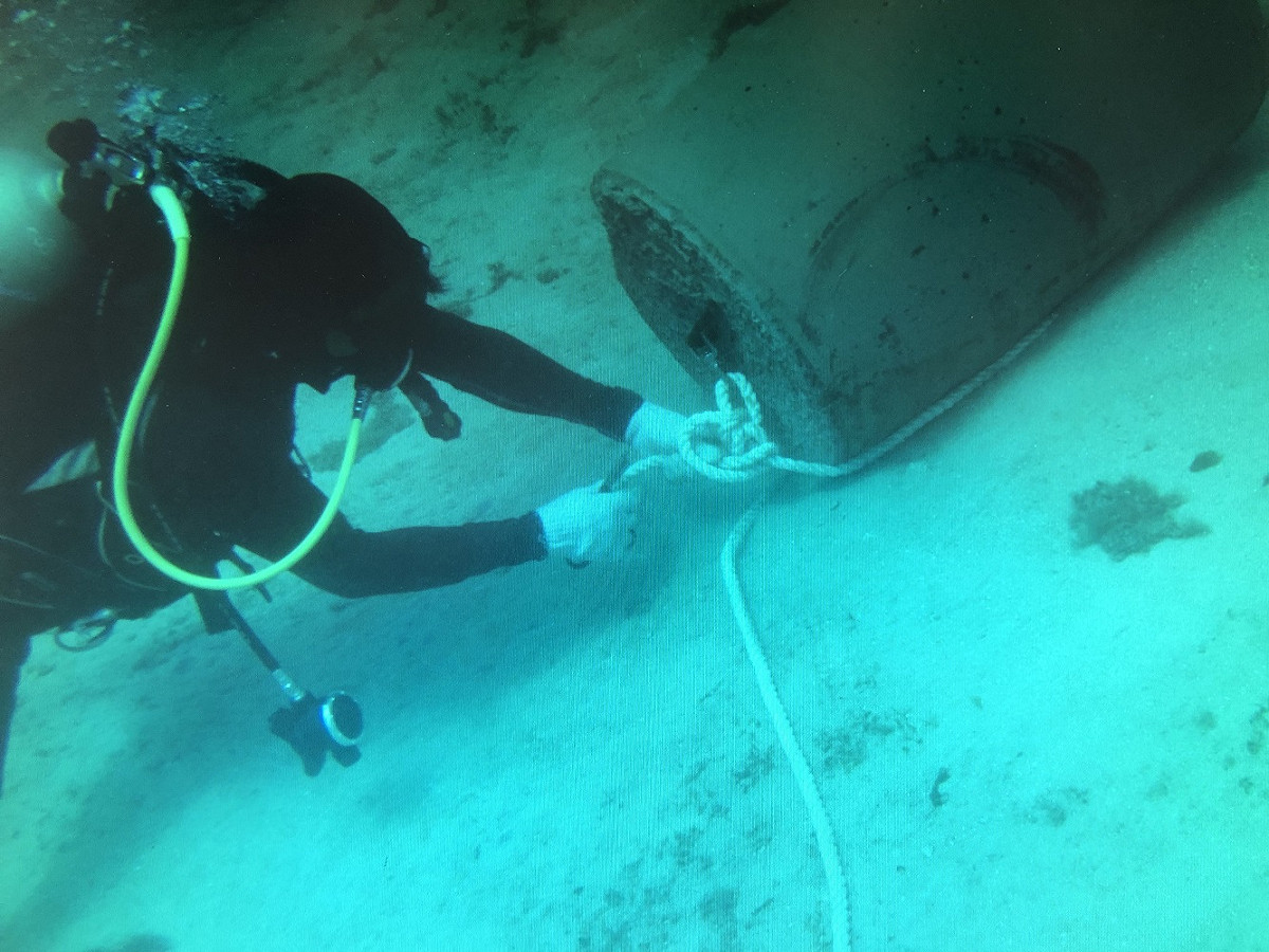 浮球於海底沙地設置沉底裝置之水下作業情形。 圖：營建署提供