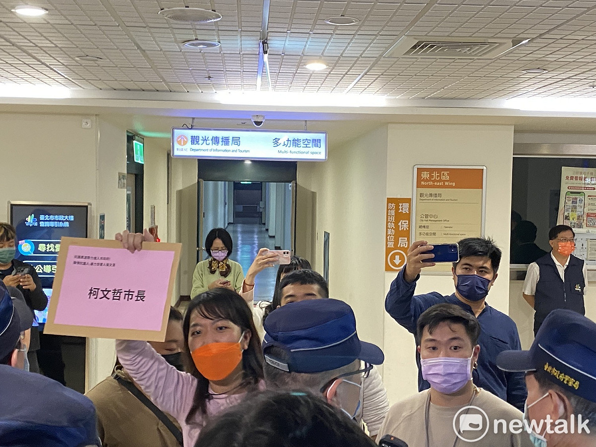 民進黨台北市議員參選人張文潔到市府抗議無黨籍苗栗縣長參選人、苗栗縣議長鍾東錦與台北市長柯文哲同台。 圖：周煊惠 / 攝