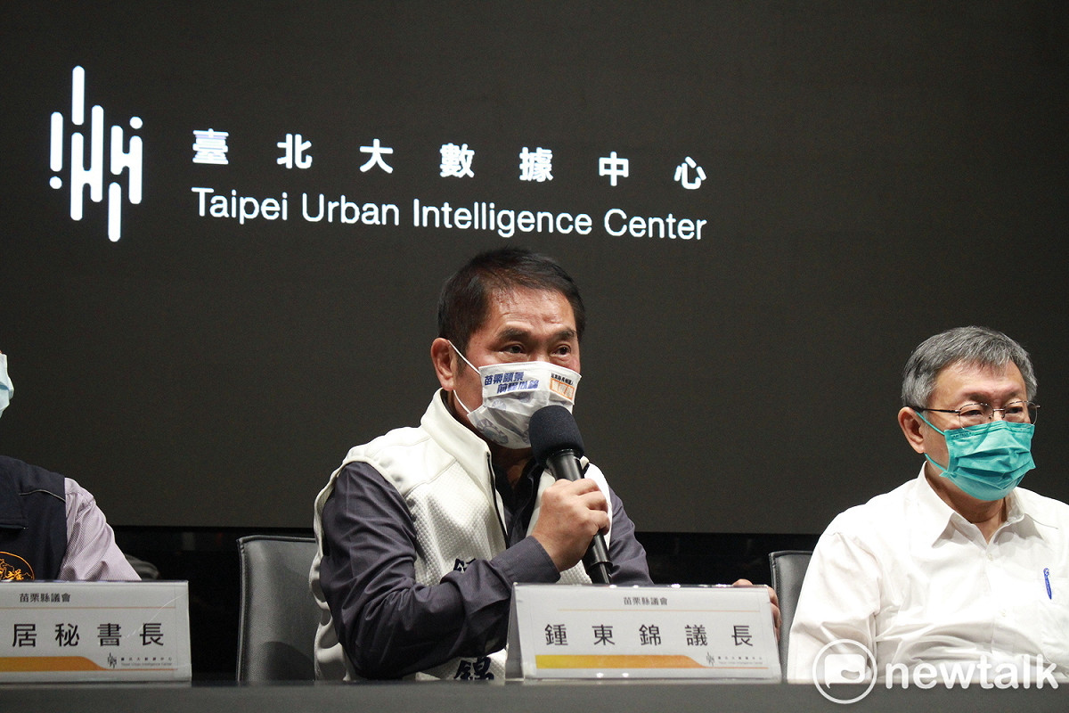 無黨籍苗栗縣長參選人、苗栗縣議長鍾東錦率圖訪台北市長柯文哲。 圖：周煊惠 / 攝(資料照)