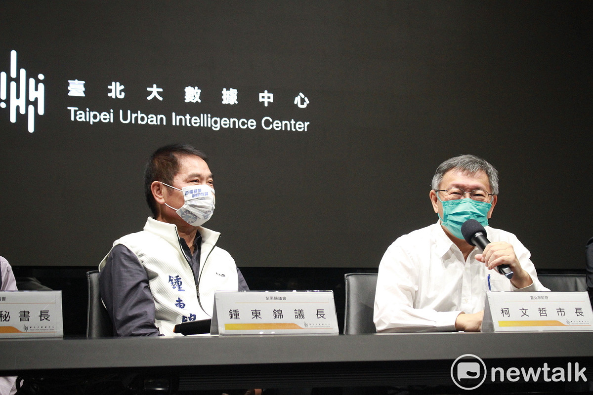 民眾黨總統候選人、前台北市長柯文哲與當時參選苗栗縣長的鍾東錦同台。 圖：周煊惠 / 攝（資料照）
