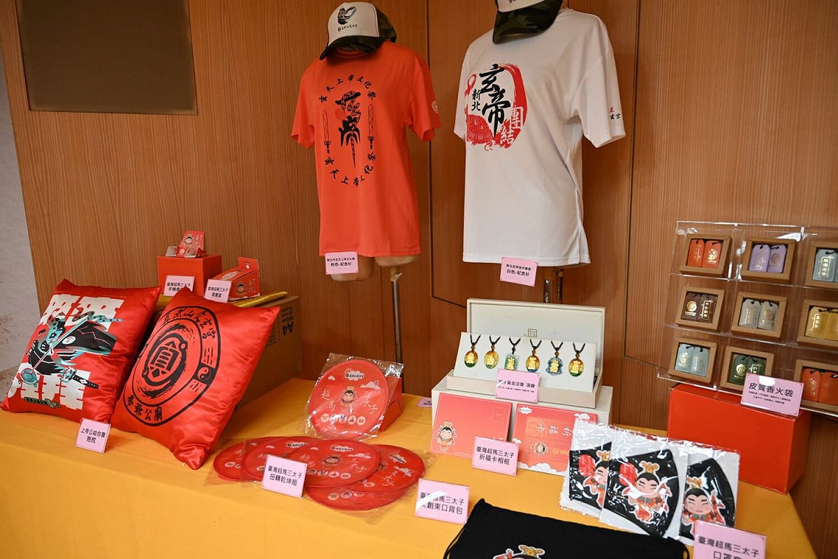 宮廟自創特色文創商品如皮質香火袋、束口袋、紀念衫等，推廣宗教文化之美。 圖：新北市民政局提供