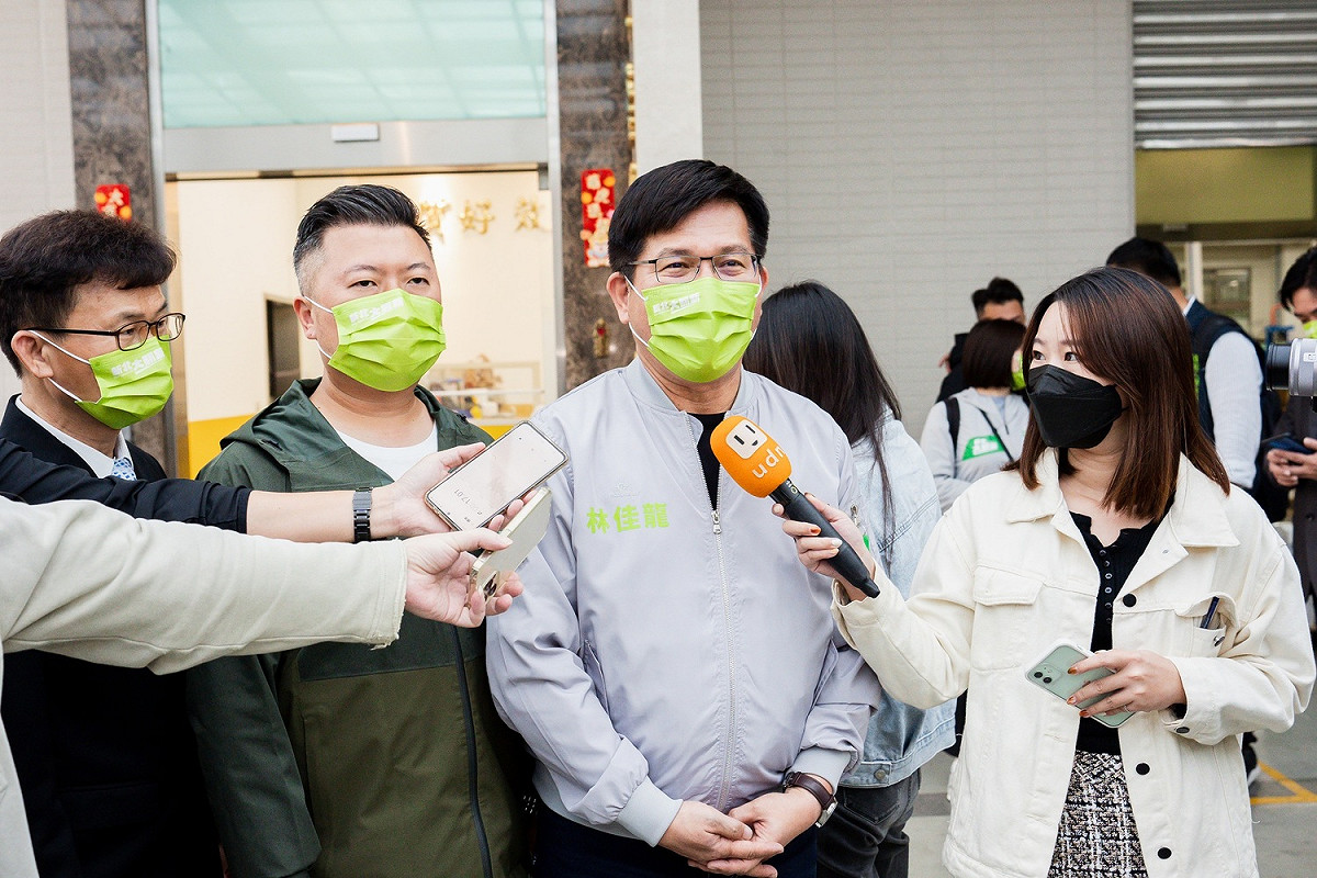 林佳龍今（20）日表示，有網軍在攻擊恩恩爸，痛侯友宜冷酷無情，恩恩案他一定會追究到底，他會努力選上市長，就職就成立行政調查小組，完全公開資料。 圖：林佳龍競辦提供