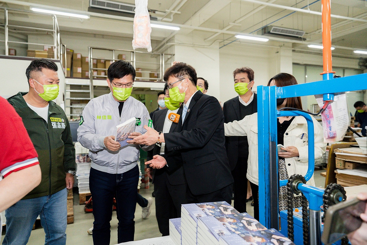 林佳龍今天下午至中和印刷裝訂產業參訪。 圖：林佳龍競辦提供