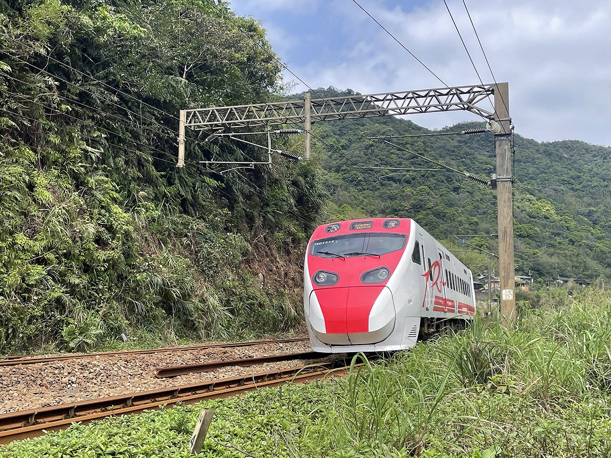 幾乎與鐵道平行的瑞猴自行車道，穿越猴硐舊隧道群後還可與火車同行。 圖：新北市觀旅局提供