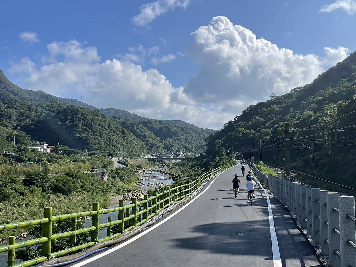 瑞猴自行車道沿途風景多樣，可觀賞基隆河山林河谷景觀及聆聽溪水潺潺。 圖：新北市觀旅局提供