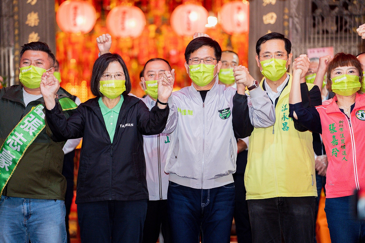 民進黨新北市長候選人林佳龍今(20)天晚間在總統蔡英文的陪同下，來到中和福和宮參香。 圖：林競辦提供